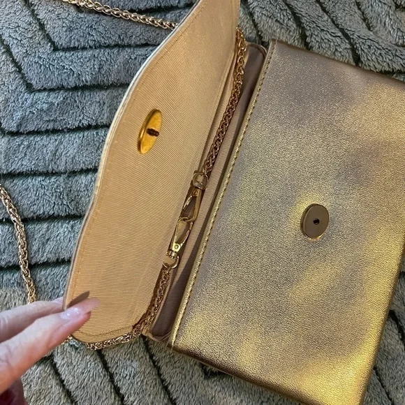GOLD CLUTCH 6“ x 9“ x .05“ - Picture 2 of 11